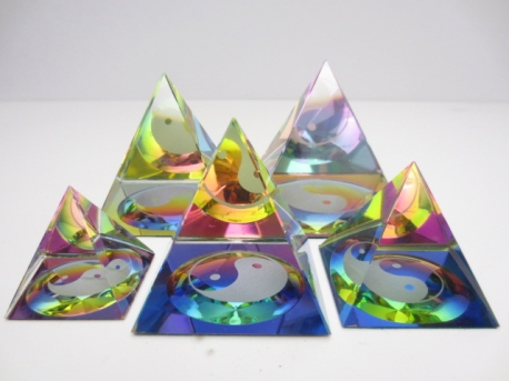 Crystal pyramide ying yang colored 6x6