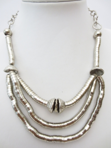 3 lines and one bead metal necklace 