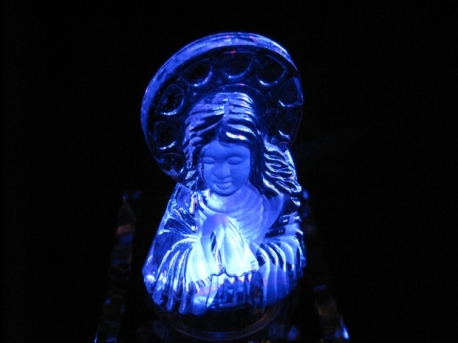 Crystal statue Maria praying 