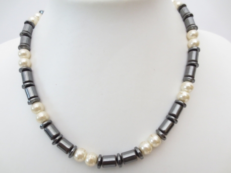 white/black necklace 