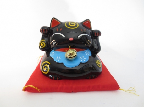 Lucky cat black zwarth bell on red pillow A